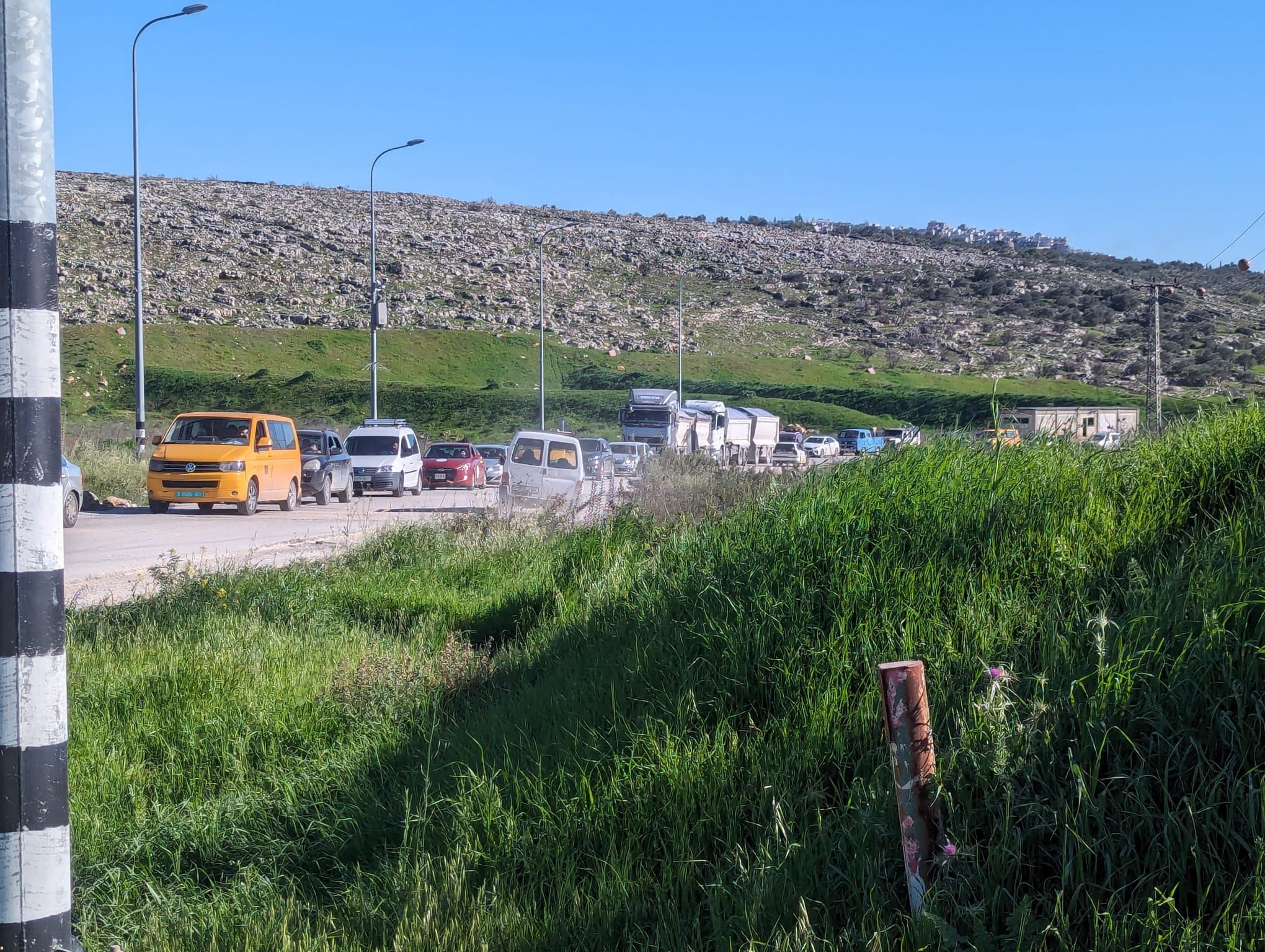 Awarta - a long line of cars