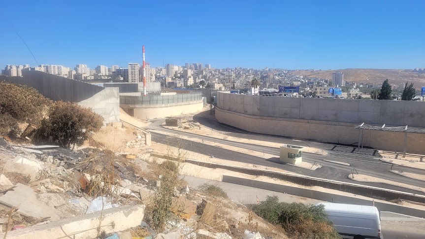 A-Za'im to Abu Tor: It seems that the dirt needs to be removed from the left and it is ready