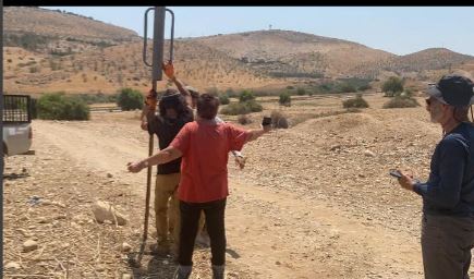 The escorts stood in front of the settlers who wanted to put up pillars on the road to Al-Farisiyah and retreated