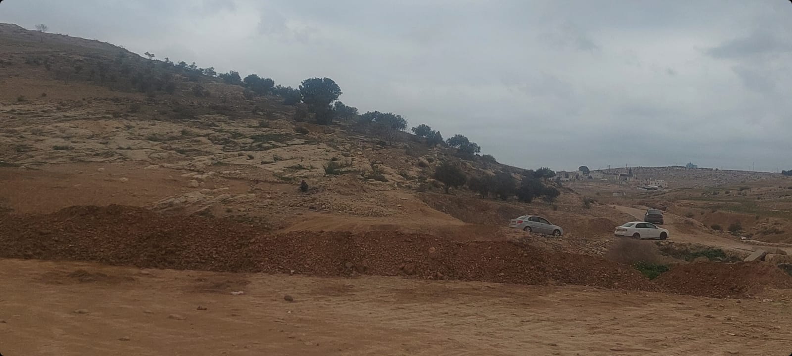 דרום הר חברון - חסימות עפר לדרכים לדהריה ואף על פי כן נוע ינועו
