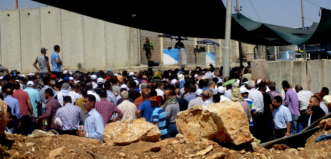 Qalandiya - men entrence. 9.6.2017 Tamar Fleishman.jpg