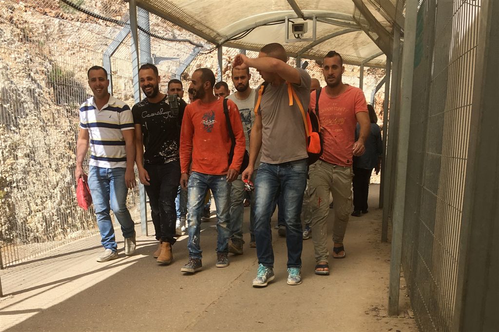 Harish (new Israeli town) builders  photo Ruti Tuval 7.5.2-17 Barta`a c.p.jpg