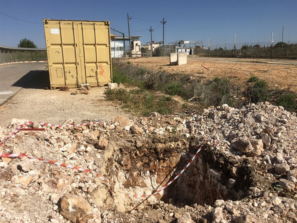 preparation for lamppost  at las Daher el Malec photo Ruti Tuval 7.5.2017.jpg