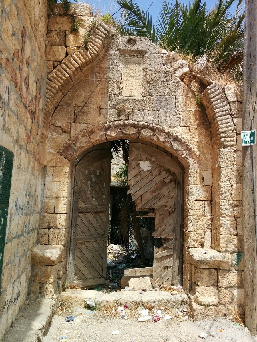 שער הארמון המוזנח שבלב האזור העתיק בזאוויה. (צילום אירית) 3.5.17.jpg