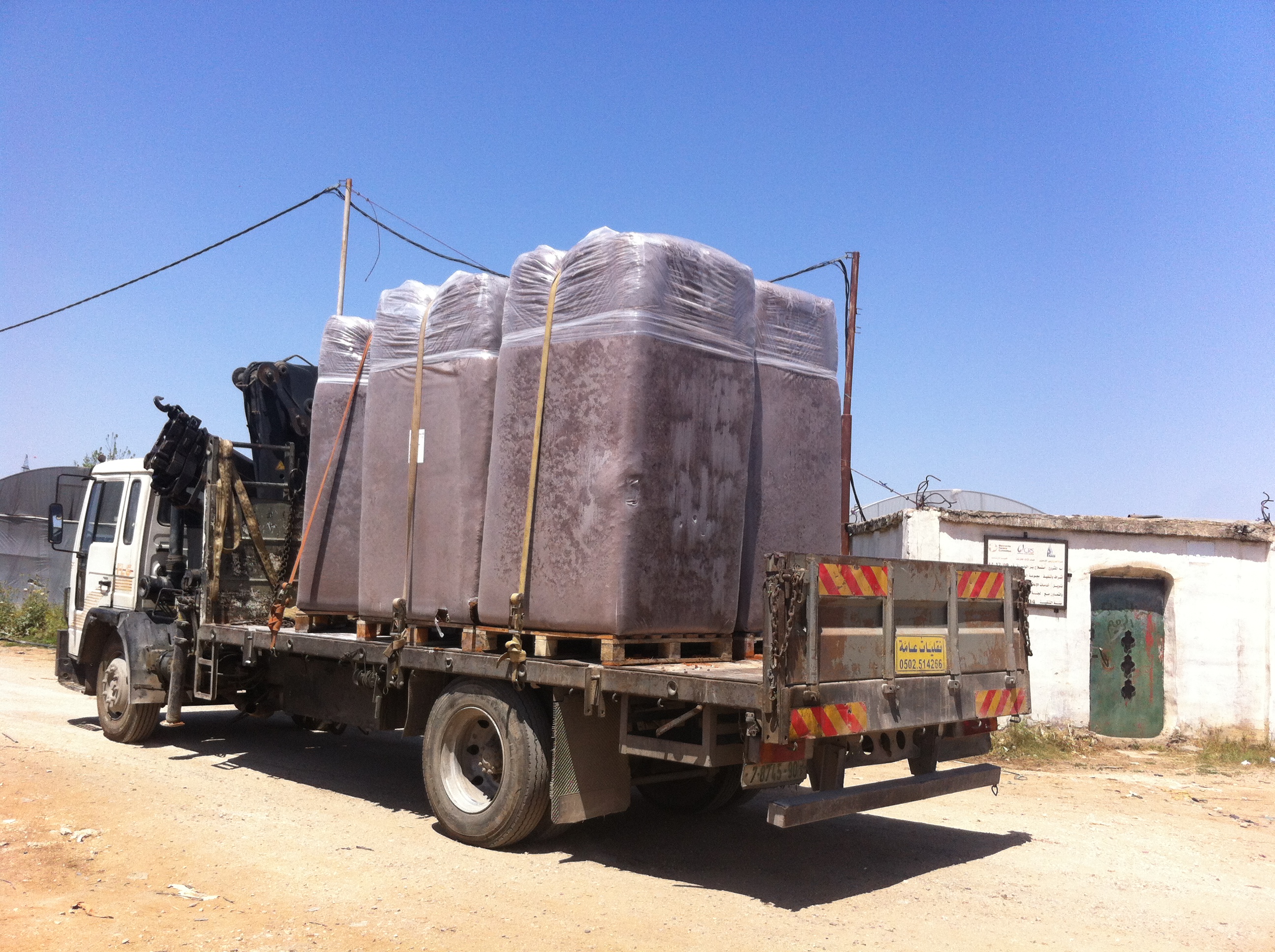 משאית שלא הורשתה לעבור בחבלה.JPG