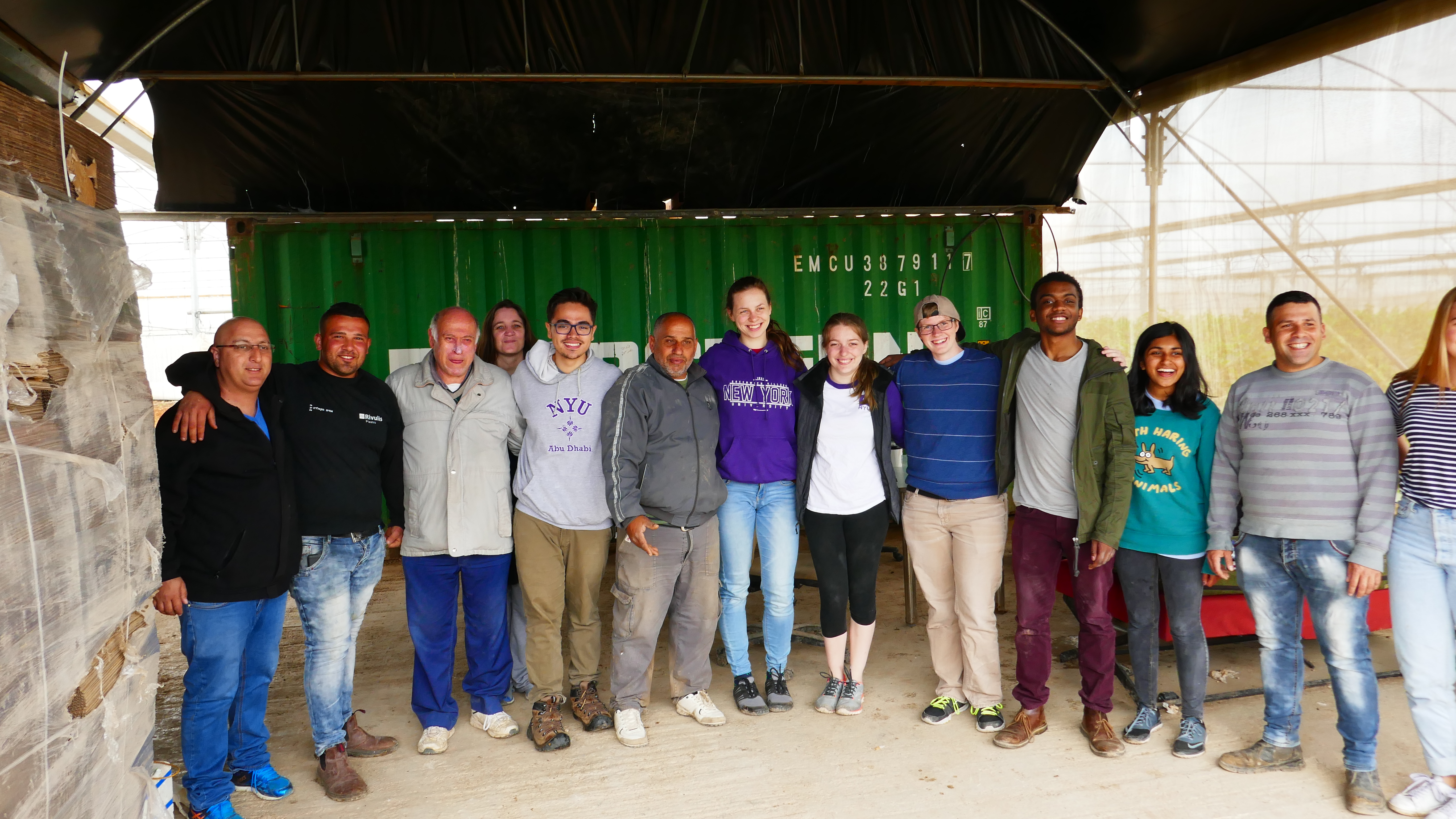 מתנדבים לקטיף ירקות בעתיל קרין א'.JPG