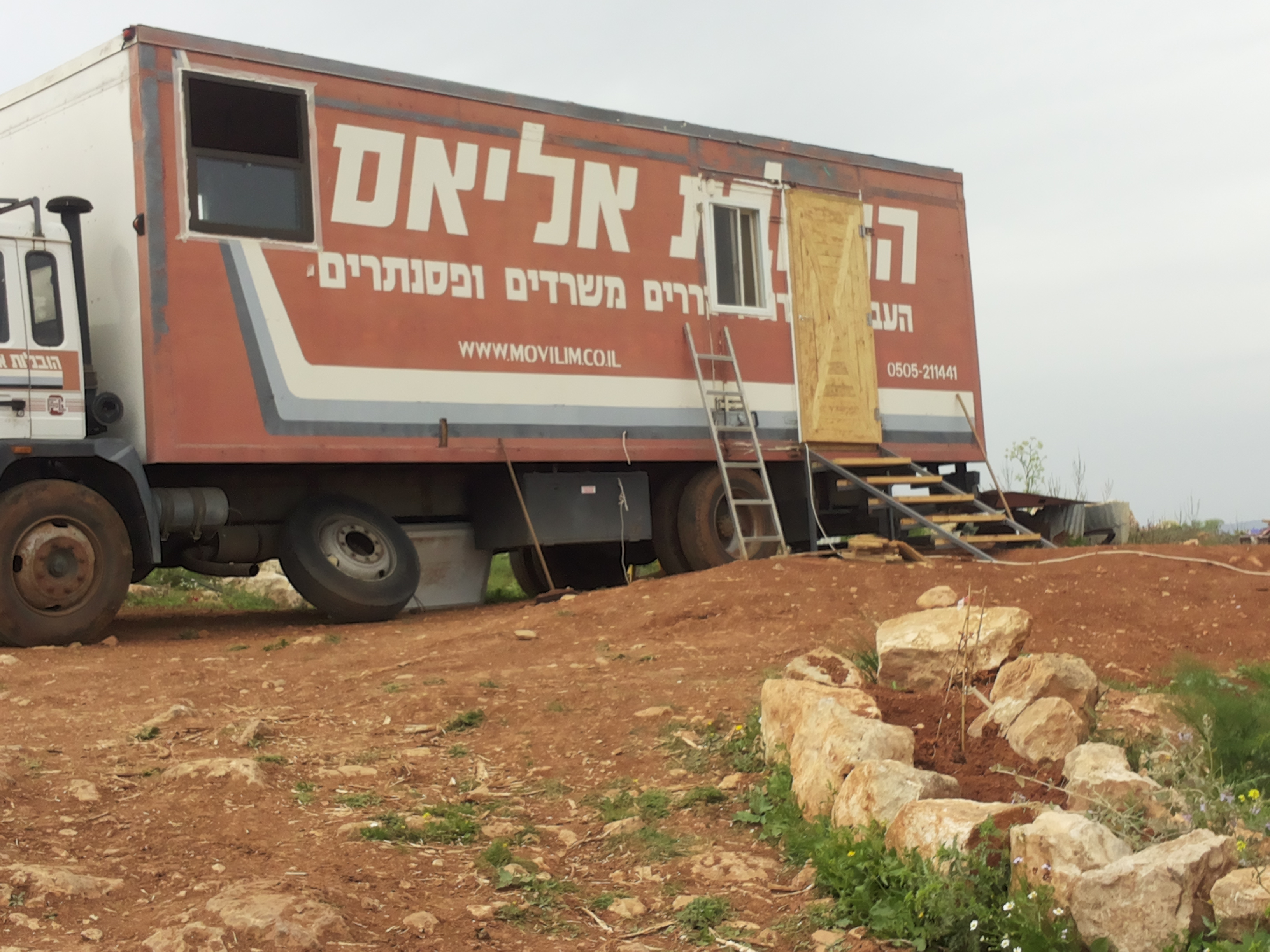 משאית שהוסבה למגורון אום זוקא.jpg
