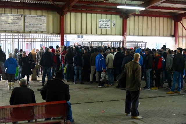Partial collapse of queues in Qalandiya - 15.3.2017.jpeg