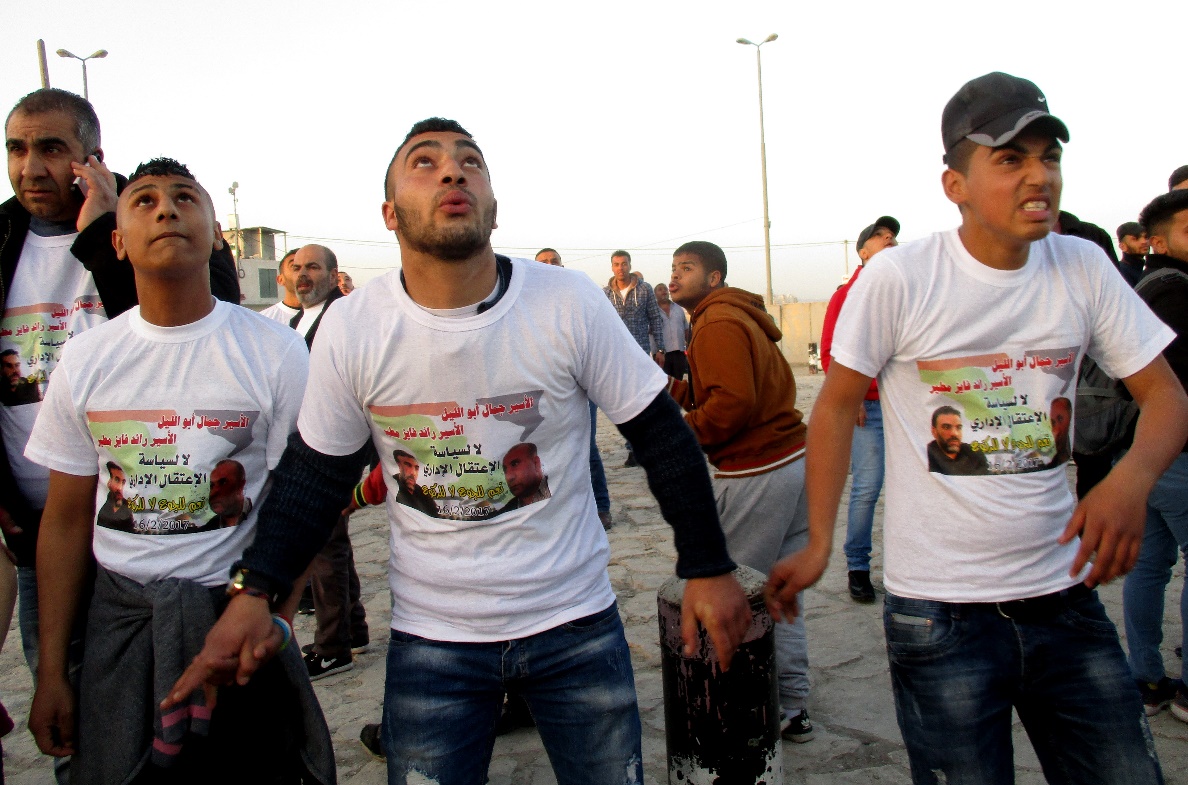 demonstrators Qalandiya 25Feb2017 Tamar Fleishman.jpg