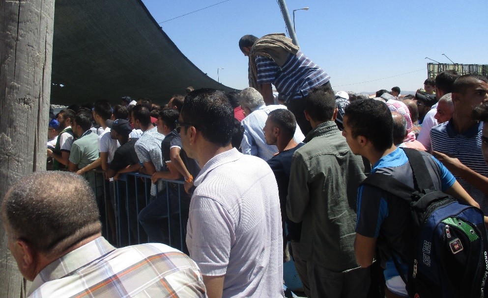 Qalandiya, the men are packed and waiting 16.6.2017 Tamar Fleishman.jpg