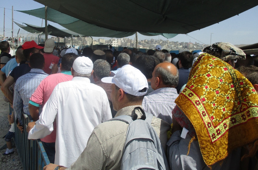 Qalandiya. Men line. 9.6.2017 Tamar Fleishman.jpg