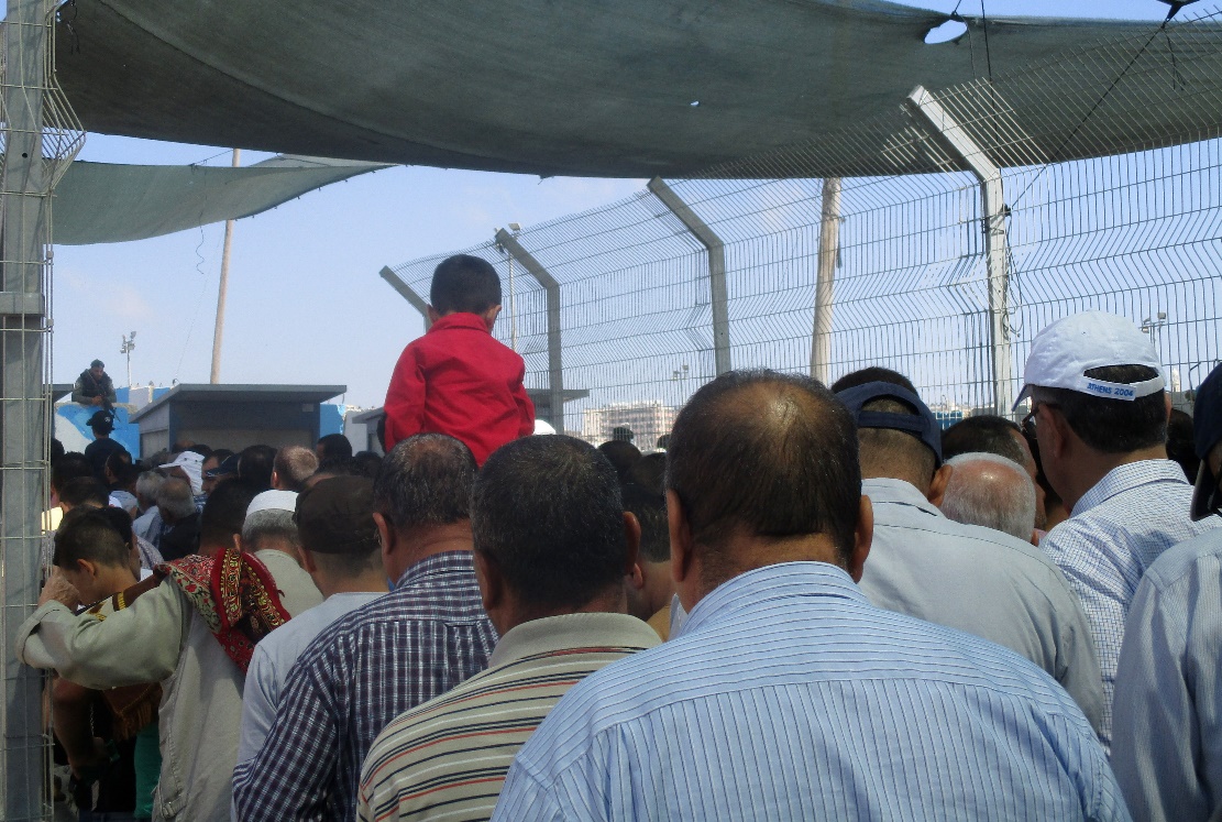 Qalandiya - men line  02.06.17 Tamar Fleishman.jpg