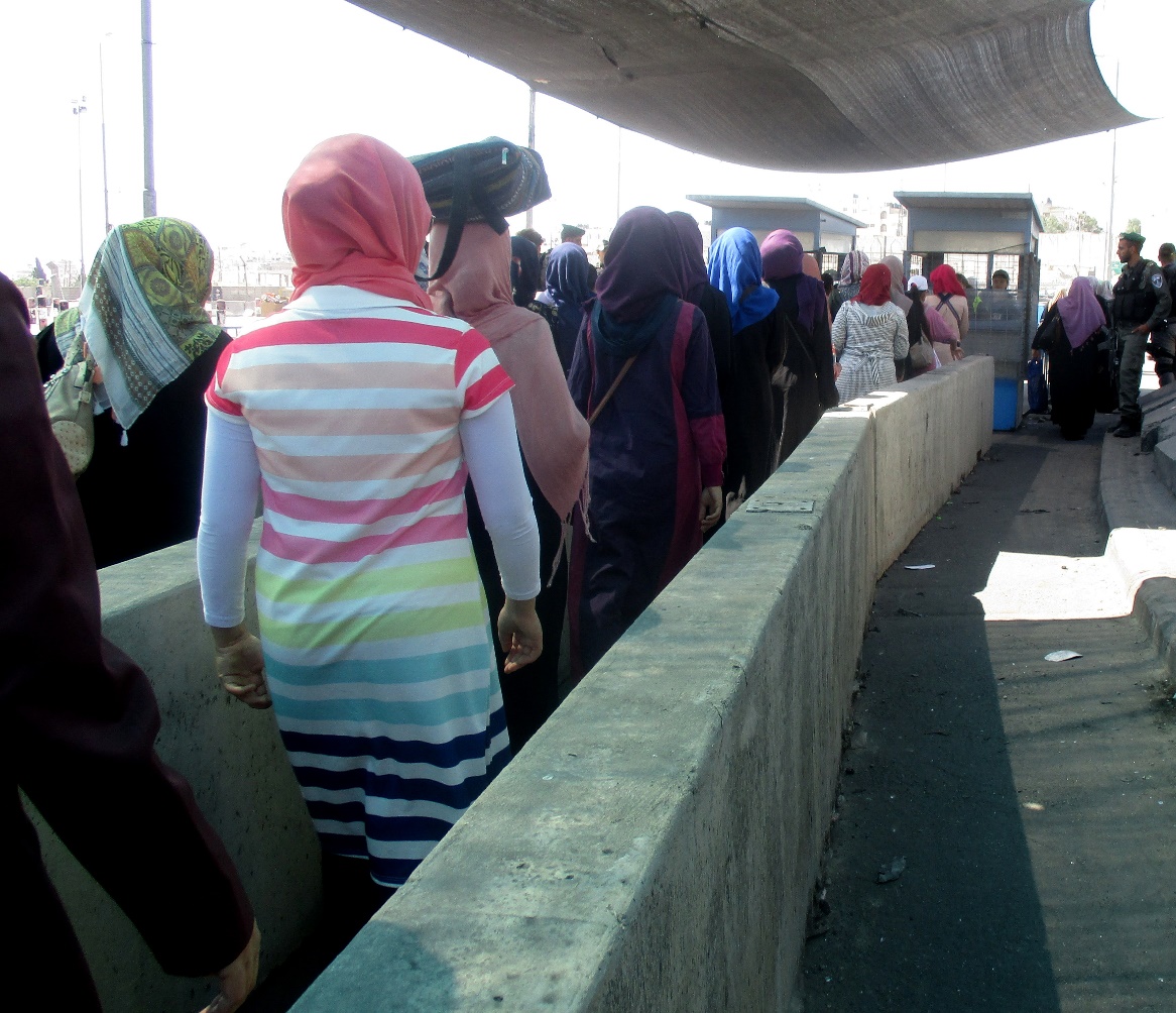 Qalandiya - women line  02.06.17 Tamar Fleishman_0.jpg