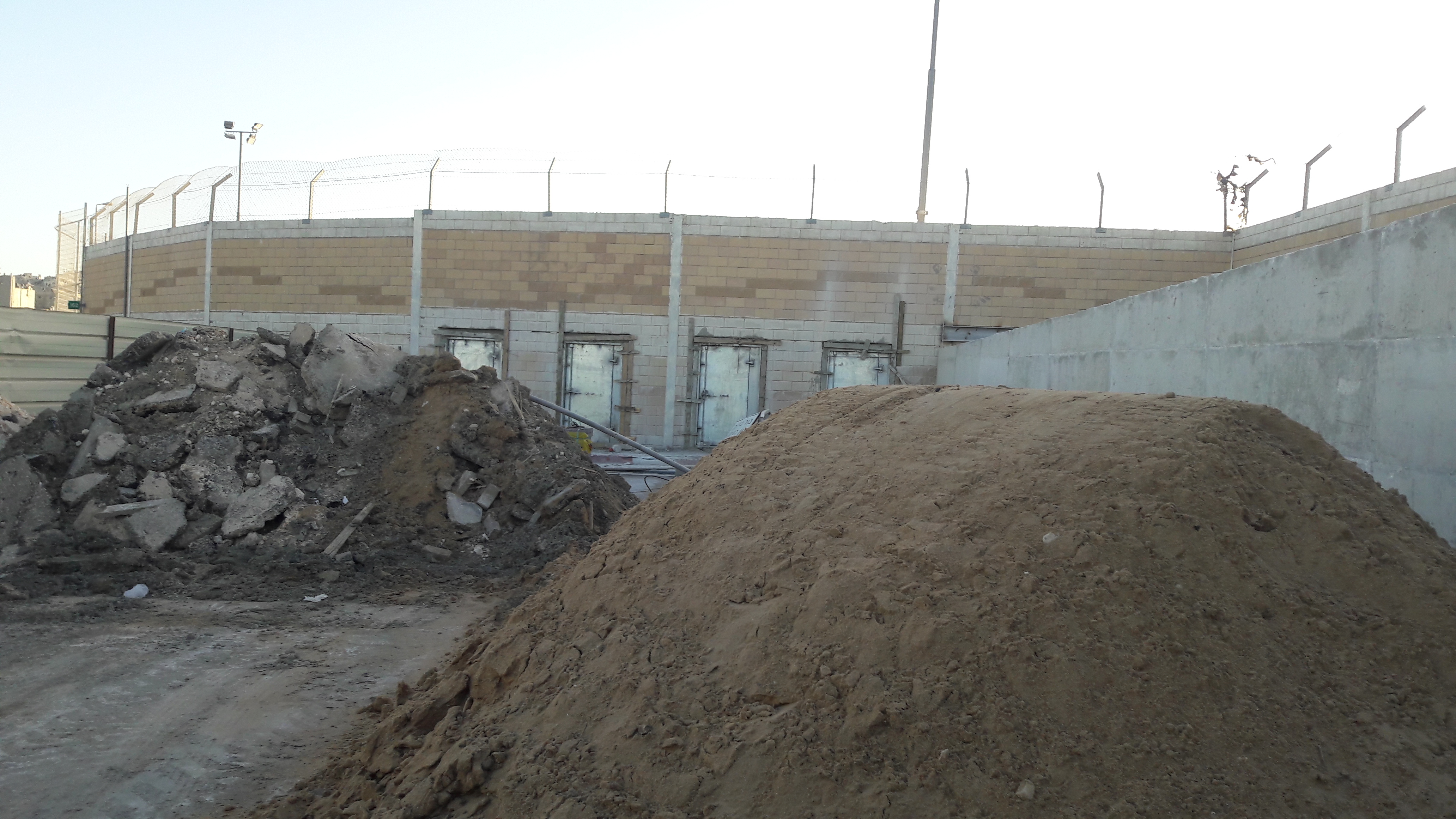 הפתחים החדשים - מהצד הישראלי - קלנדיה 8.6.17 רונית דהאן.jpg