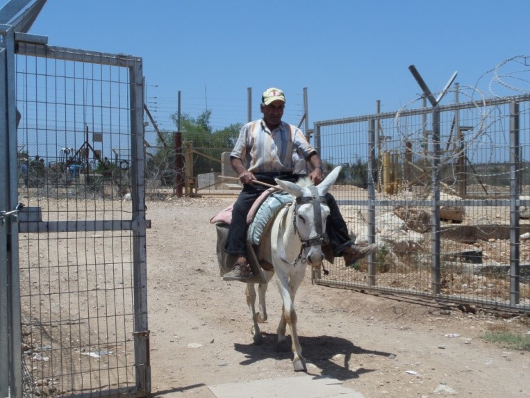 חמור ורוכבו במחסום פלאמיה.jpg