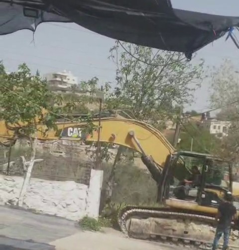 אל חאדר: הבולדוזר בפתח החצר של בית נפוז