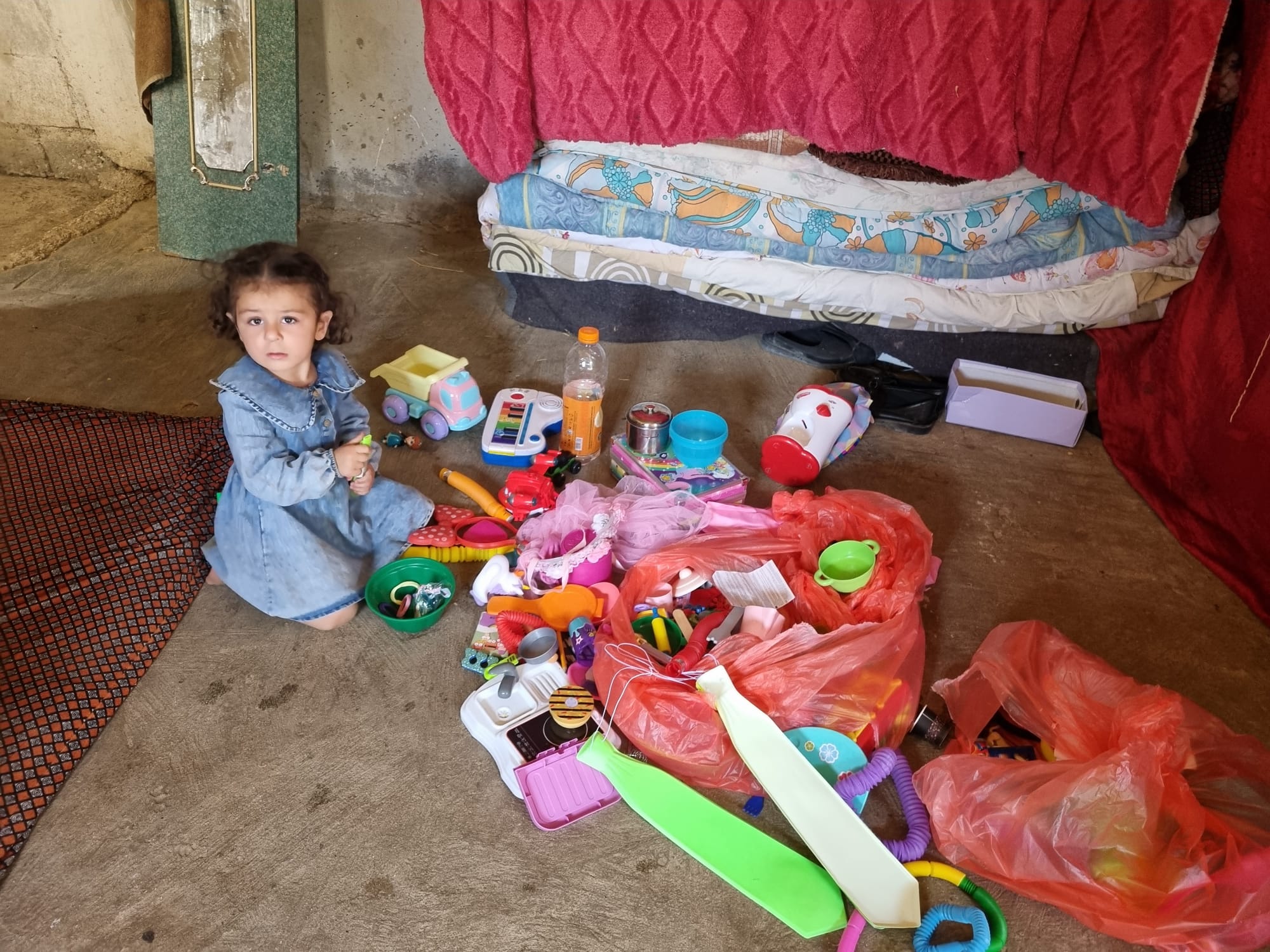 סוסיא - נג'אד, האחיינית של חמדאן בלאל, משחקת במשחקים שהבאנו