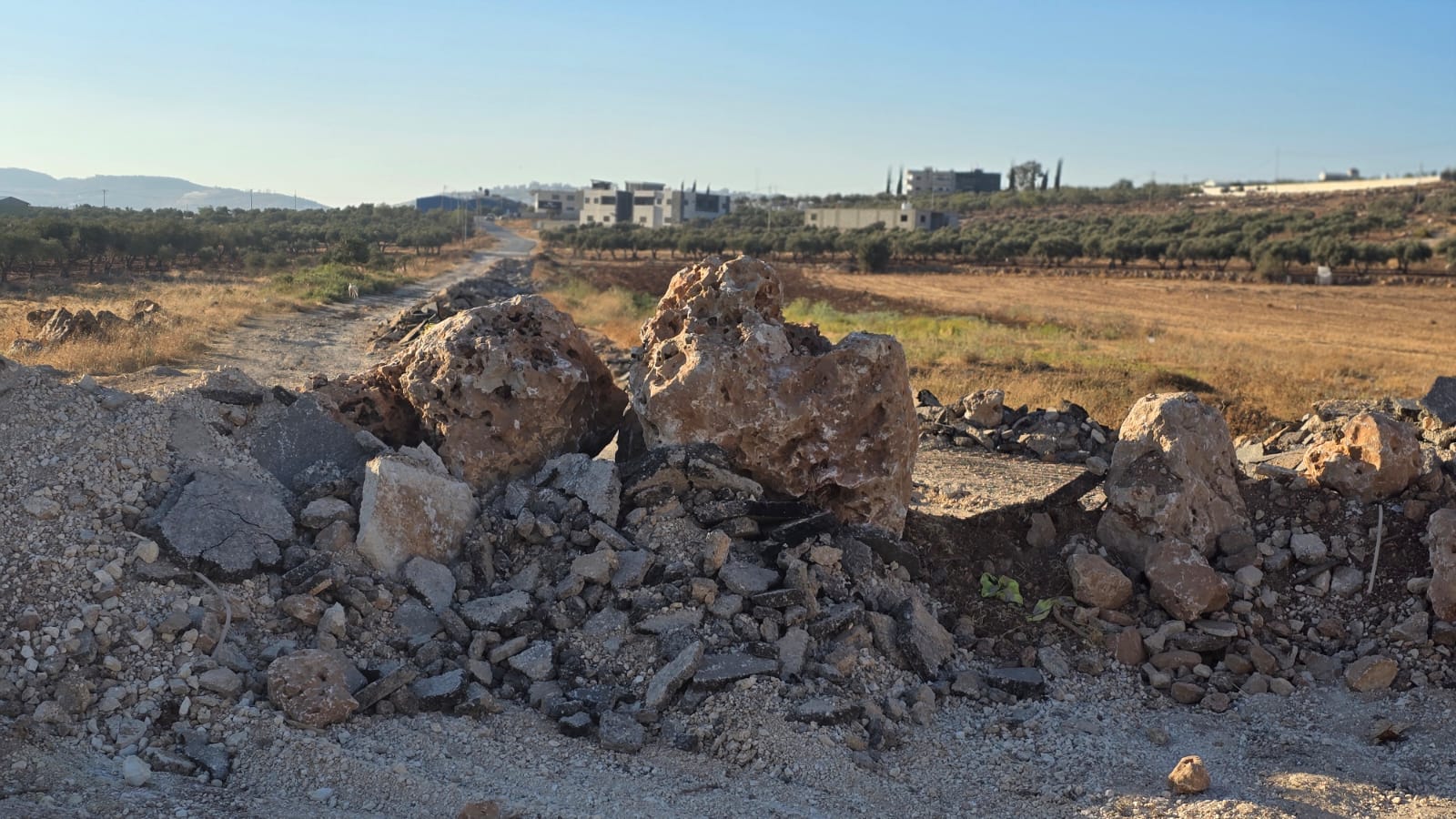 חירבת טוויל: הדרך חסומה 
