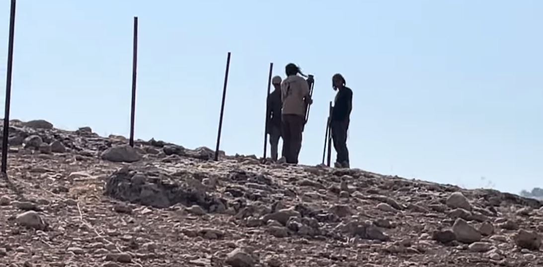מתנחלים פורעים מכתרים ביוזמתם  את פארסייה בעמודים וגדר
