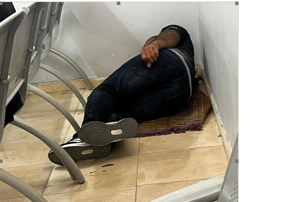 נהג מונית ממתין ללקוחות בחדר ההמתנה...