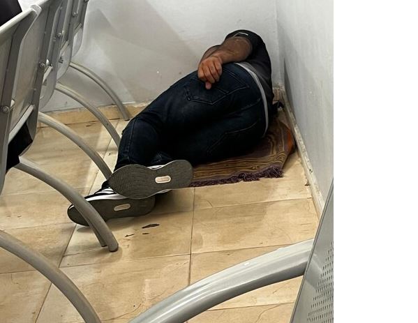 נהג מונית ממתין לנוסעים בחדר ההמתנה במת"ק