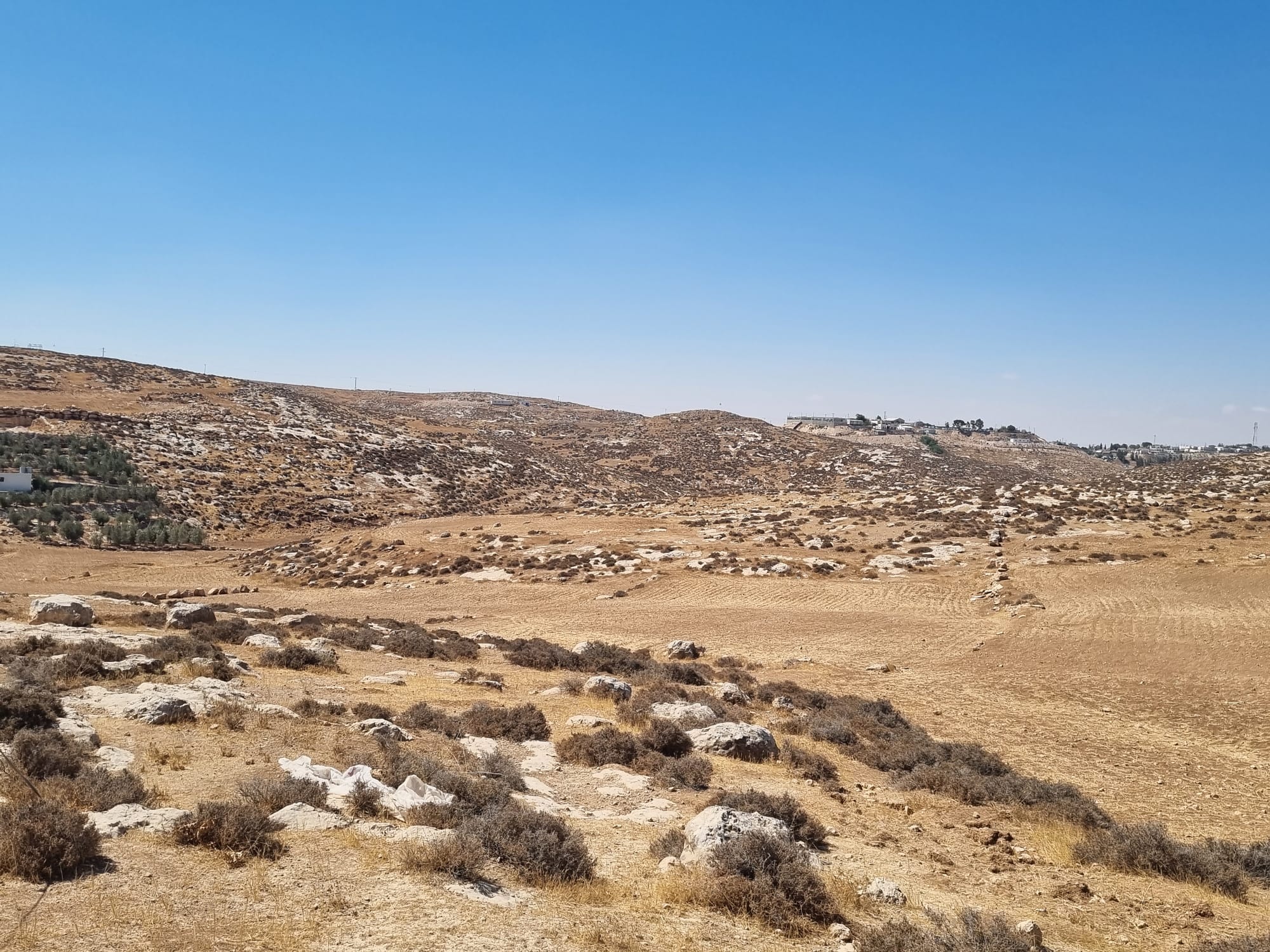 The outpost, which was established about a year ago, north of the Eshtmoa outpost. On the left, one of several caravans near Eshtmoa.