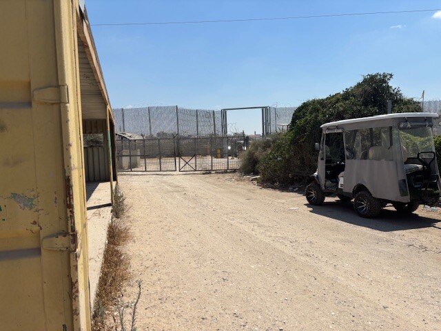 חבלה: השער בשלבי סגירה