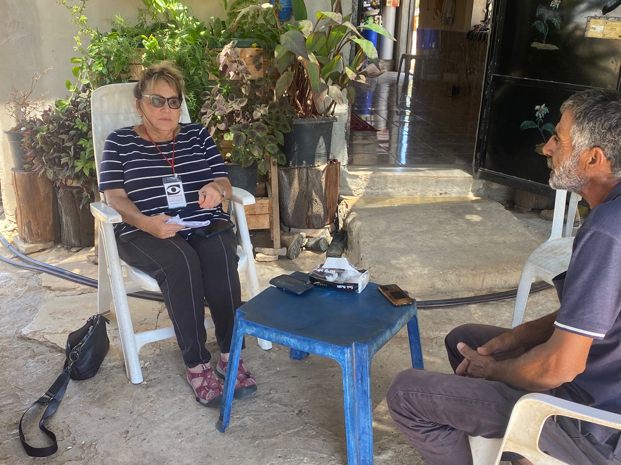 מיכל משוחחת עם עזאם נוואג'עה בסוסיא