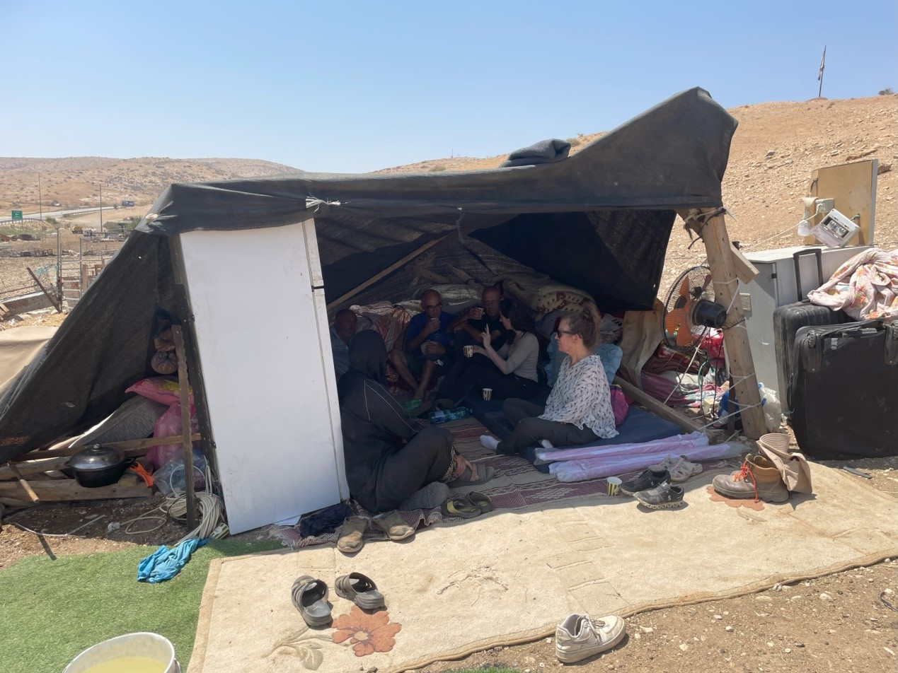 עין חילווה, בקעת הירדן - חזרו לגור בתוך ההריסות