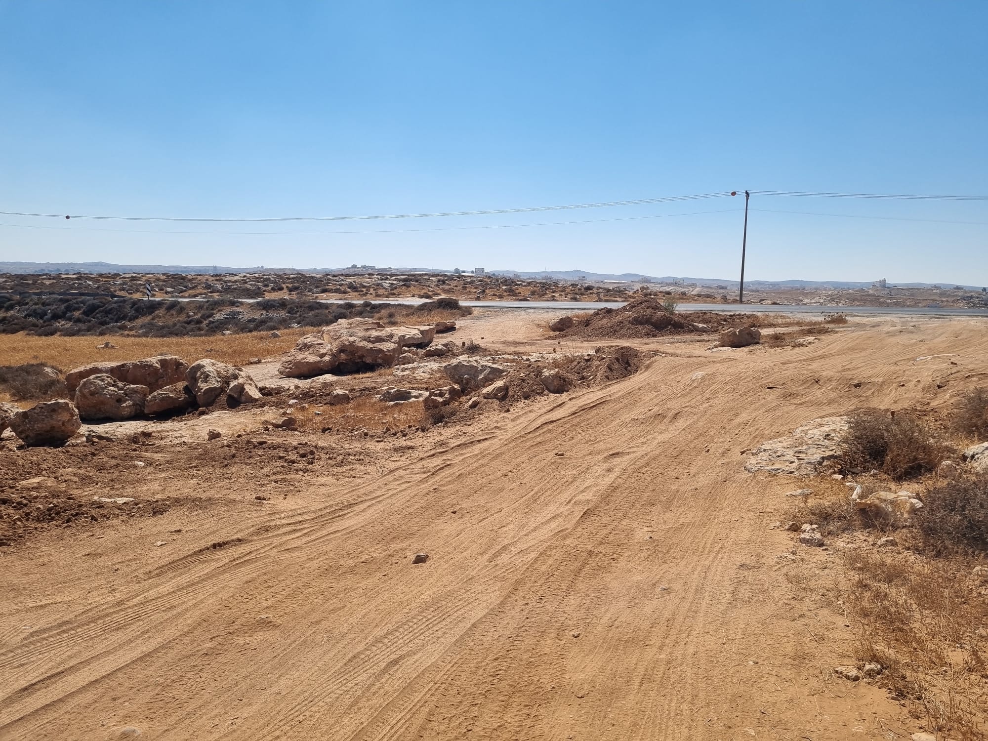 Piles of dirt blocking access to Shweika and reaching Dahariya