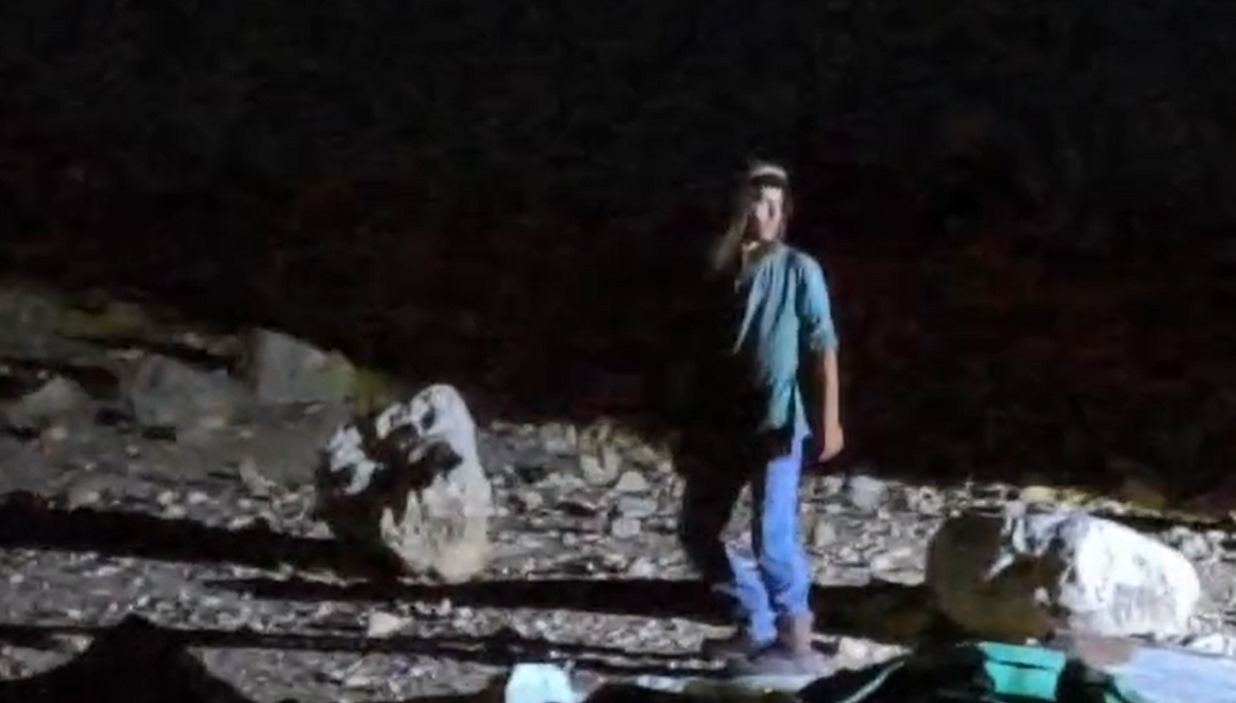 אל-פארסייה: אחד המתנחלים מדרדר אבנים לעבר המתחם של משפחת ק'