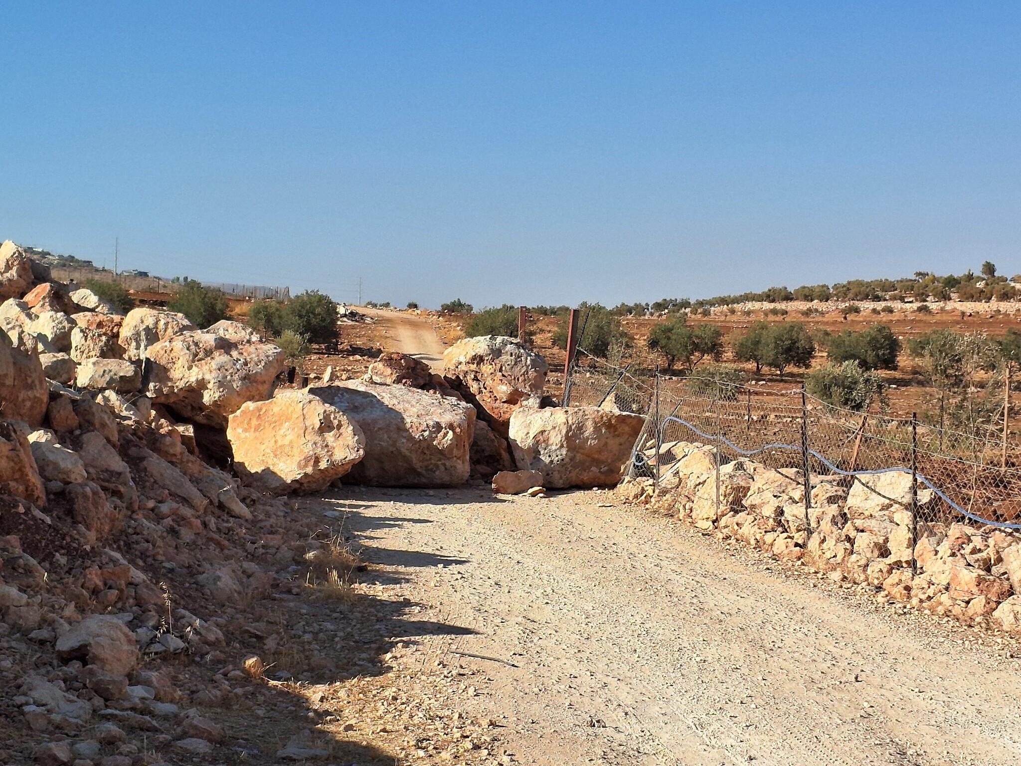 דומא: הדרך למתחם הבדואים חסומה באבנים 