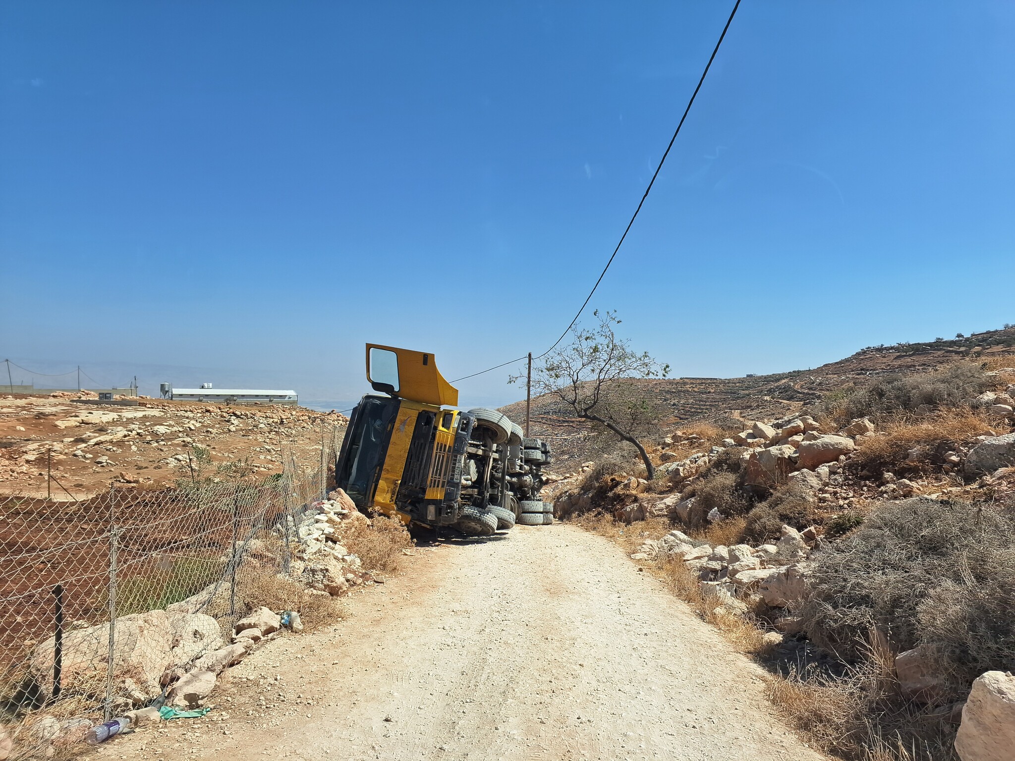 דומא: משאית הפוכה חוסמת את הדרך למתחם הבדואים 