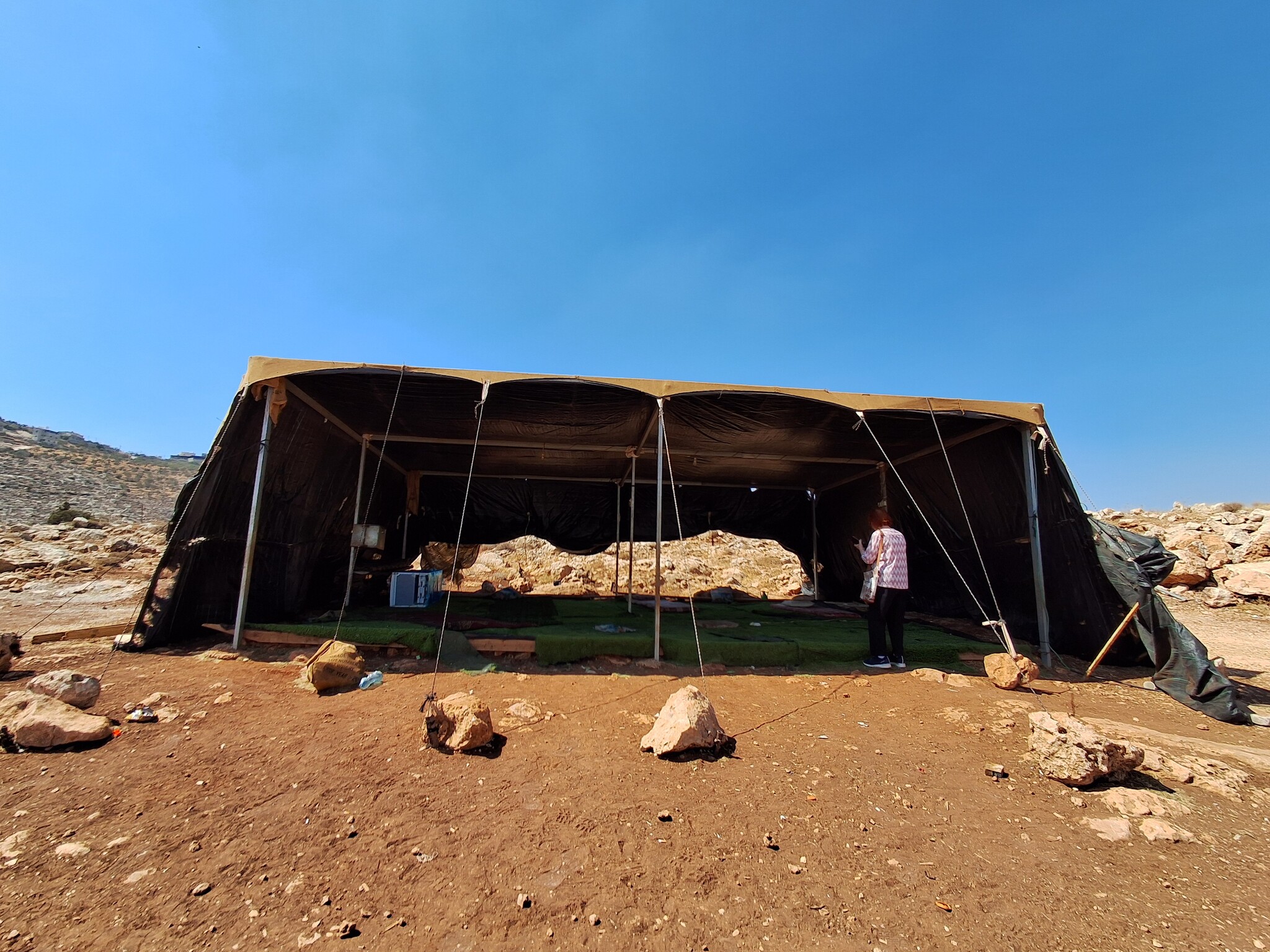 דומא: פתחיה בפתח המאהל של כעאבנה 