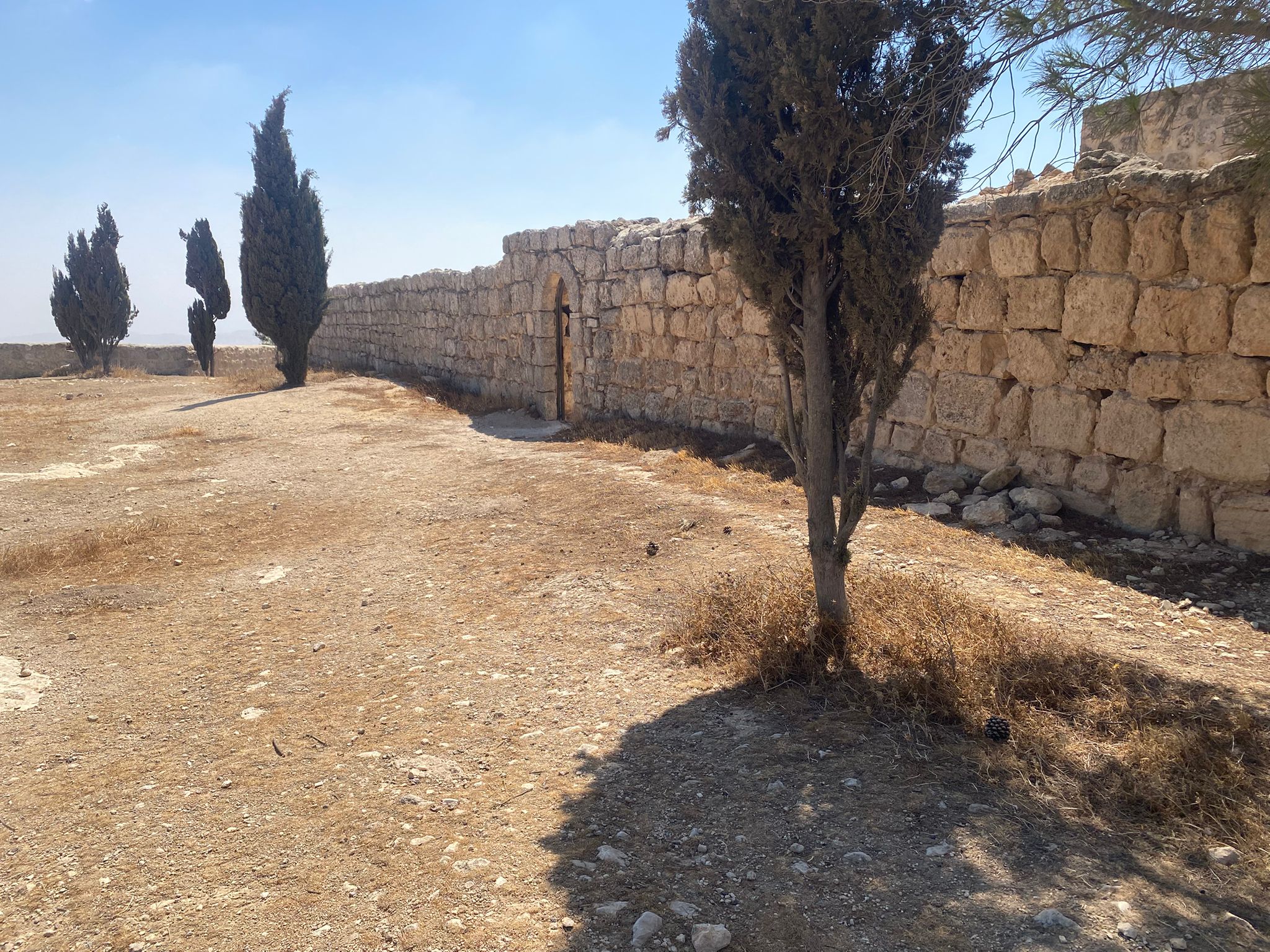 The entrance to Maqam Yakin