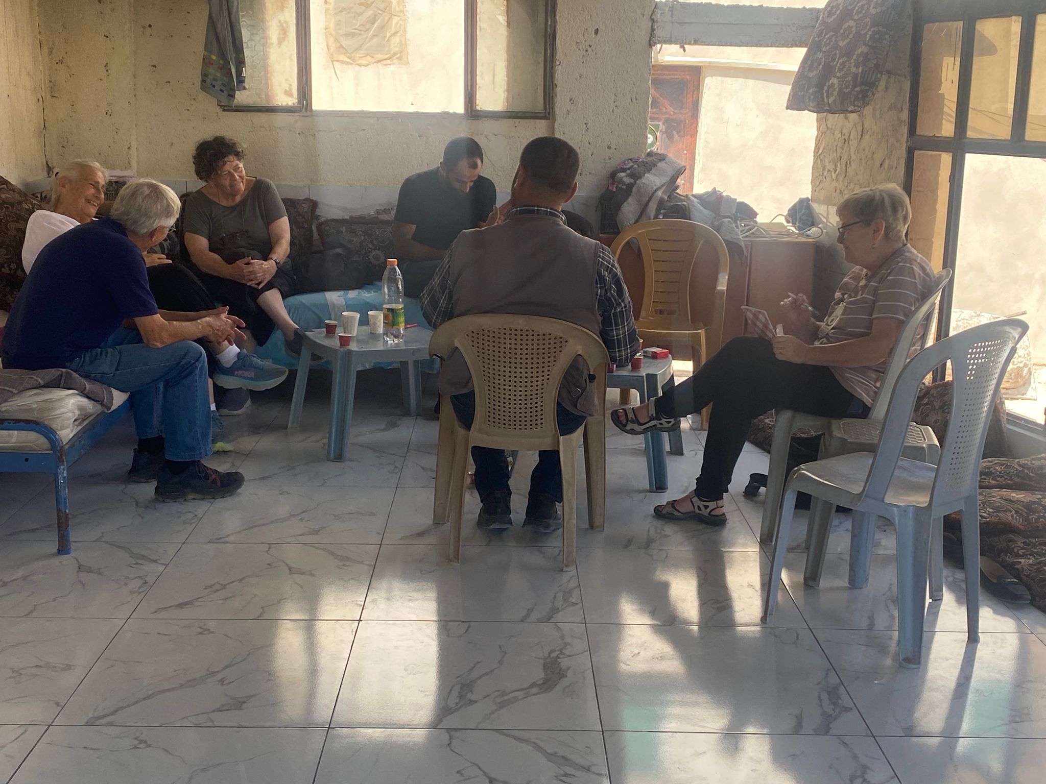 א-תוואני - עם אראלה ואהוד מקבוצת הכפרים, שפגשנו בביתו של נאסר עדרא