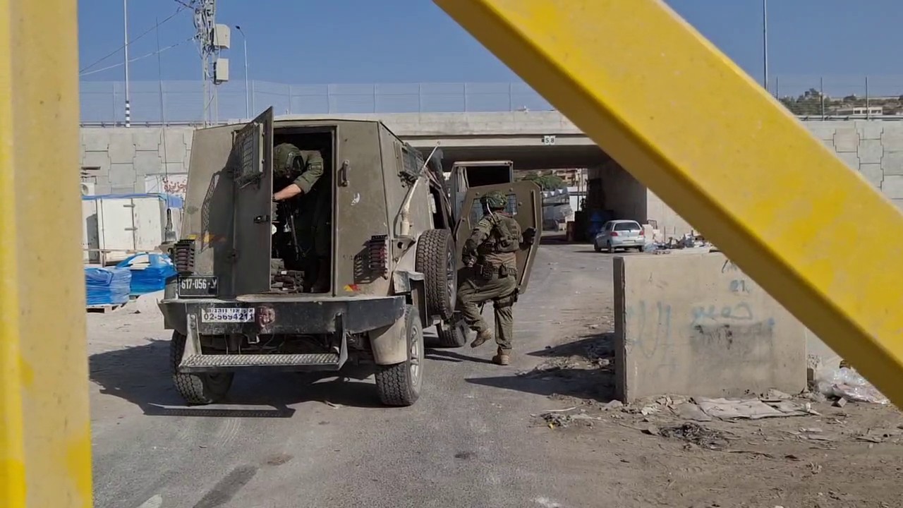 ביתא: חיילים נכנסים וסוגרים את השער 