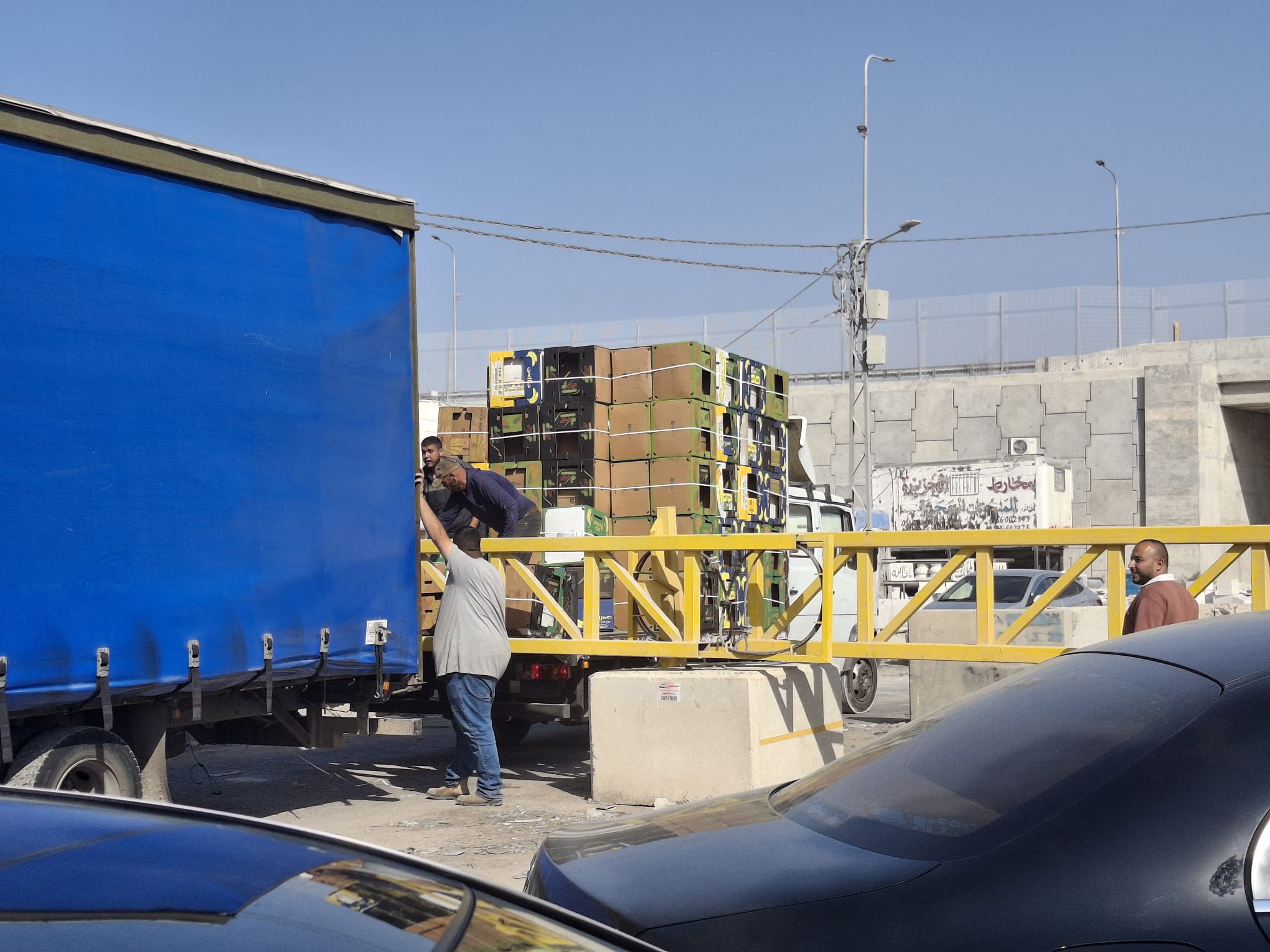 ביתא: השער סגור ובעלי עסקים מעבירים סחורות בשיטת גב אל גב 