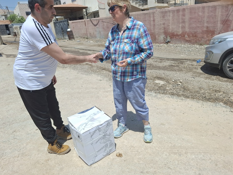 Jordan Valley: Food distribution in Fassayil
