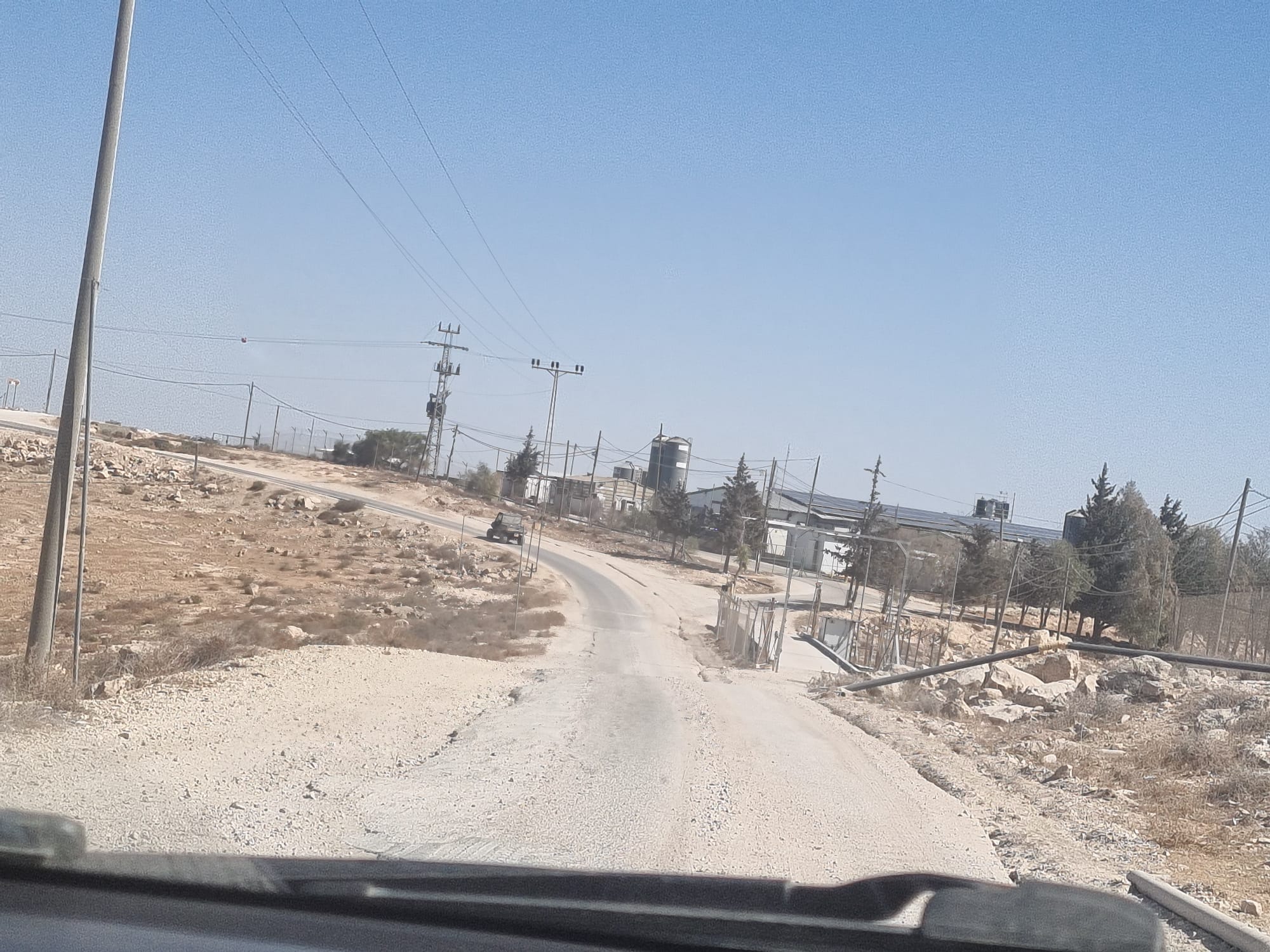 טרקטורון מתנחלים שפונה לחוות שורשים של שמעון עטיה, ליד אום אל-ח'יר