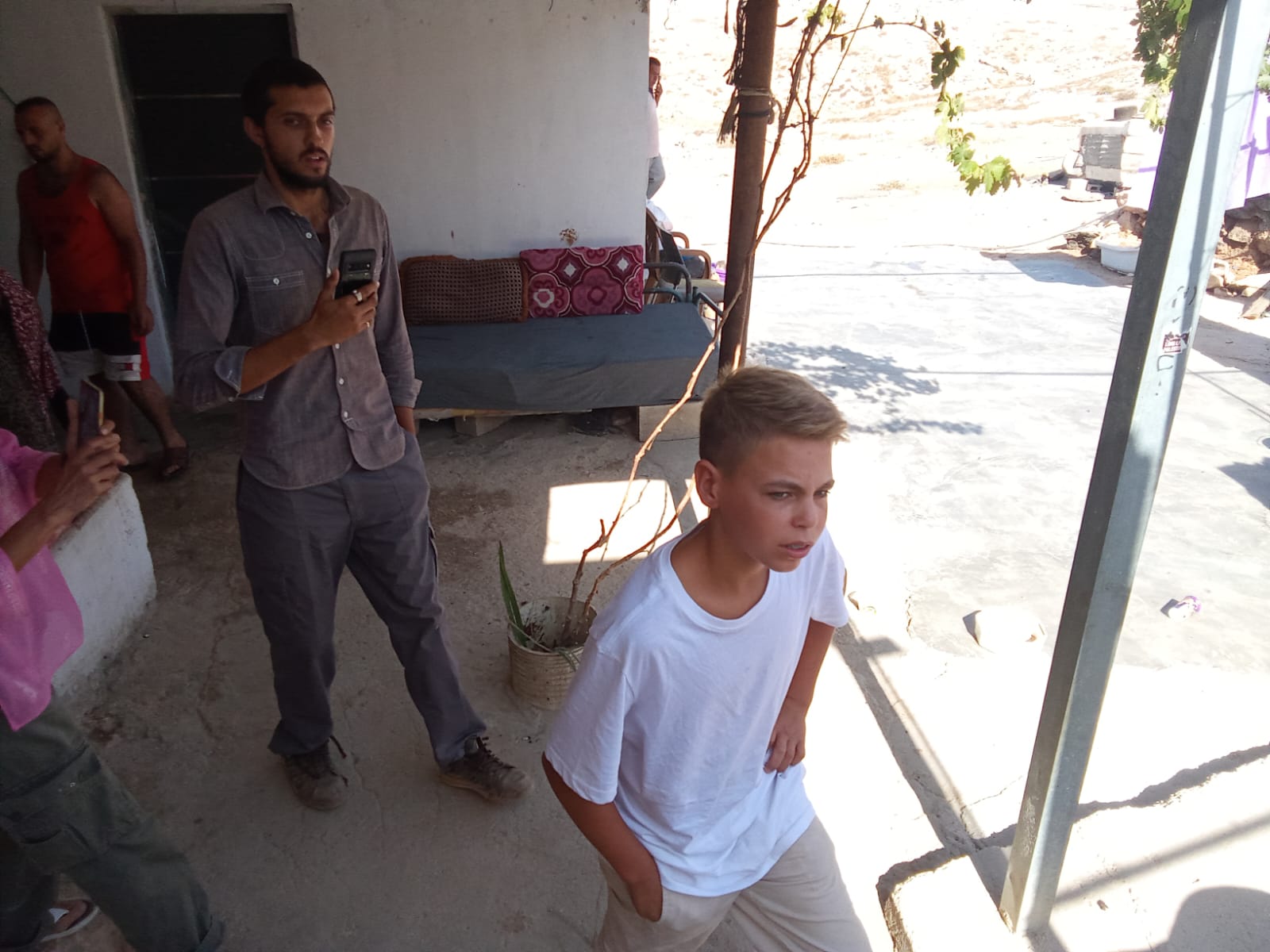 Sha'ab al-Butum - Volunteers and the settler with the dog
