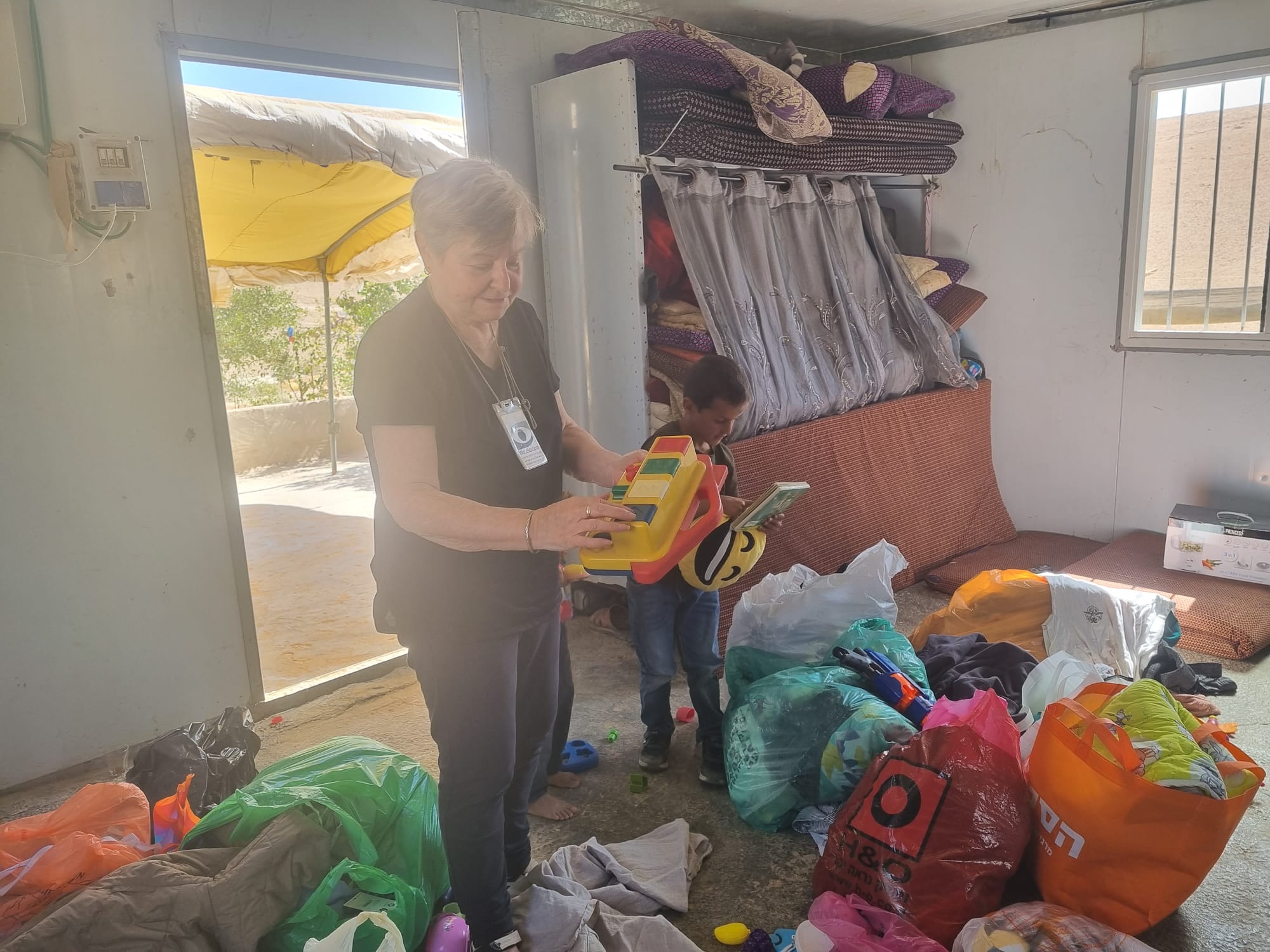 עם הילדים במשפחה שביקרנו באום קוסא