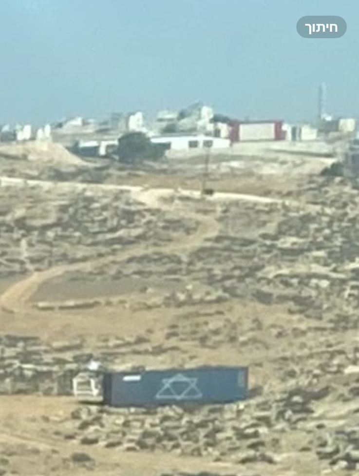 באזור עשאהל קרוון חדש וחוות חדשות, ודרך מערבית חדשה הנבנית על חשבון אדמות פלסטינים