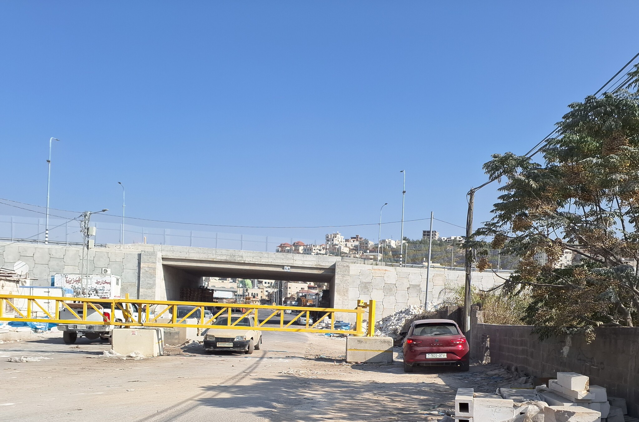 ביתא: הכניסה לכפר החסום - עוברים מהצד 