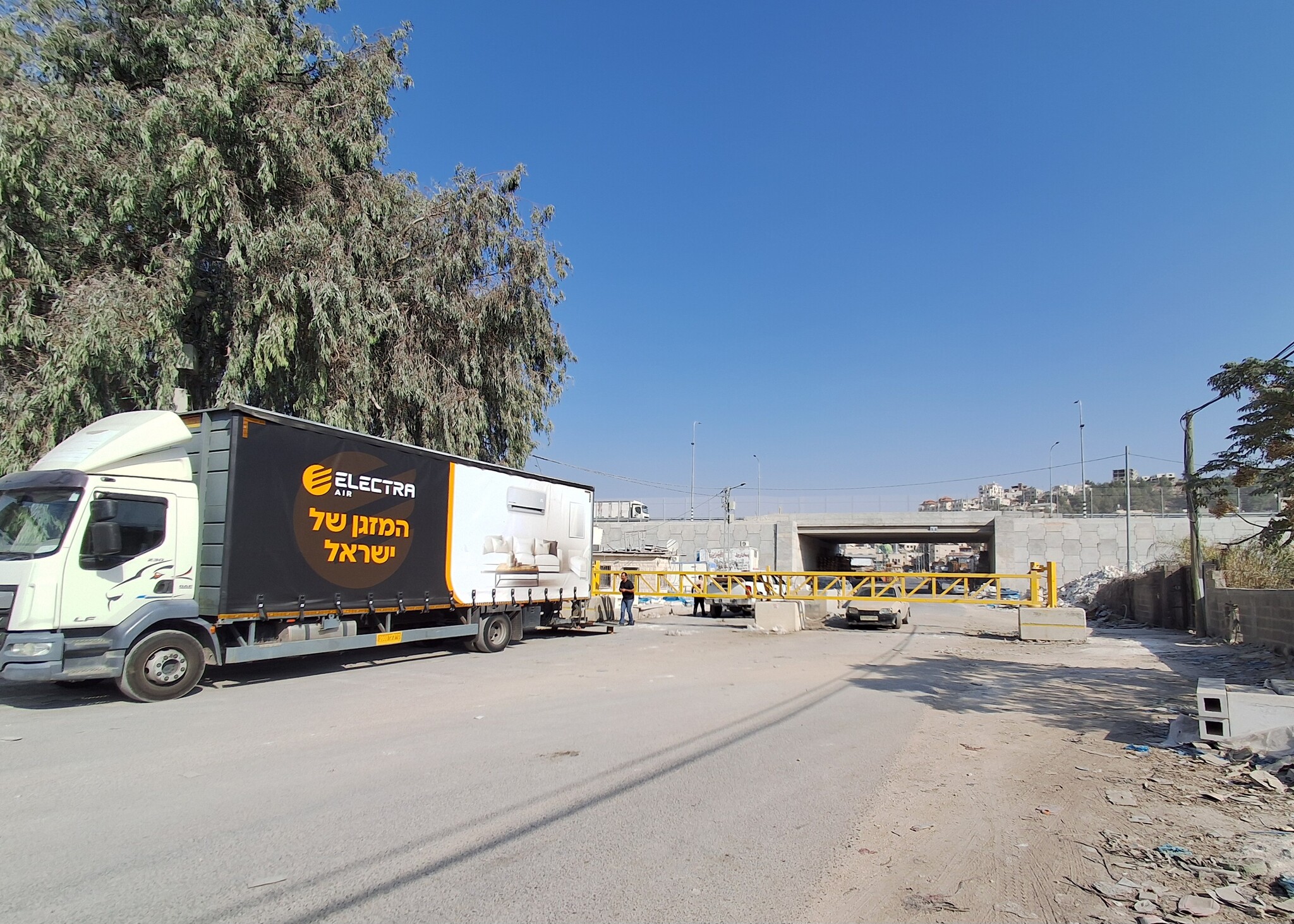 ביתא: השער הסגור בכניסה לכפר 