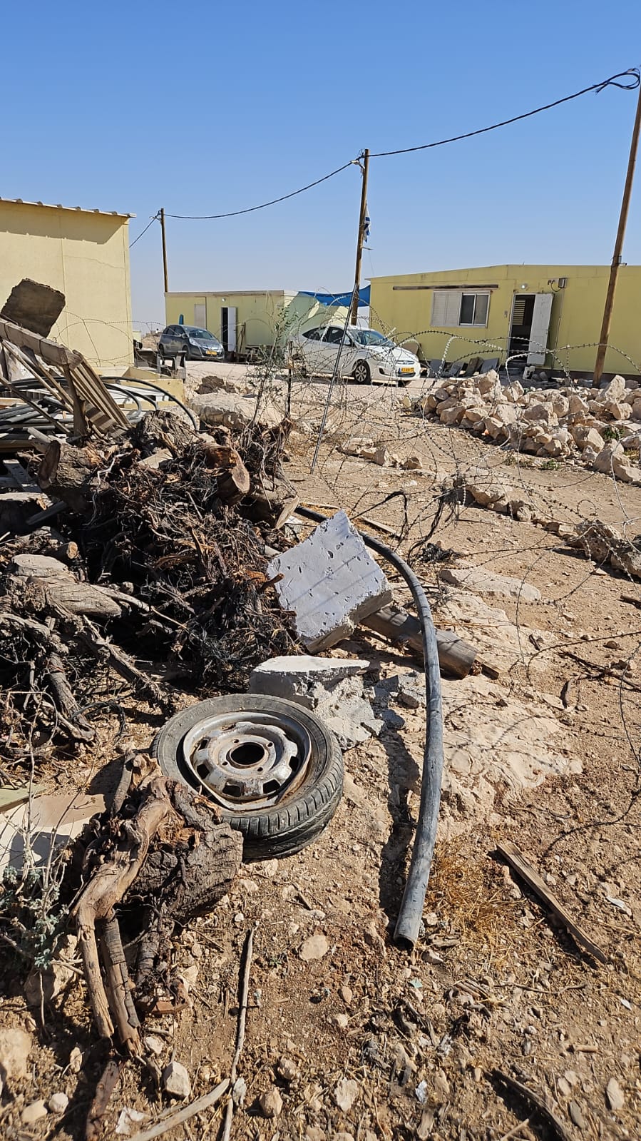 אום אל-ח'יר - הקרוואנים וגדר התיל