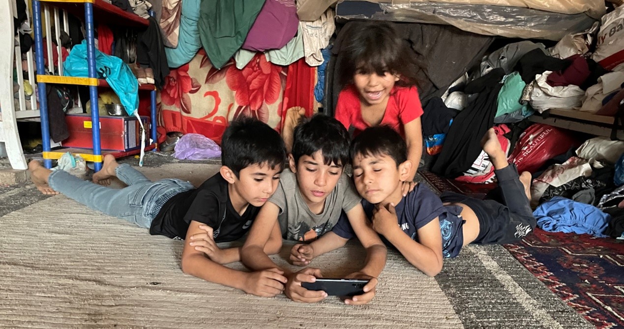 Khalat Makhol, R's group is always busy and happy