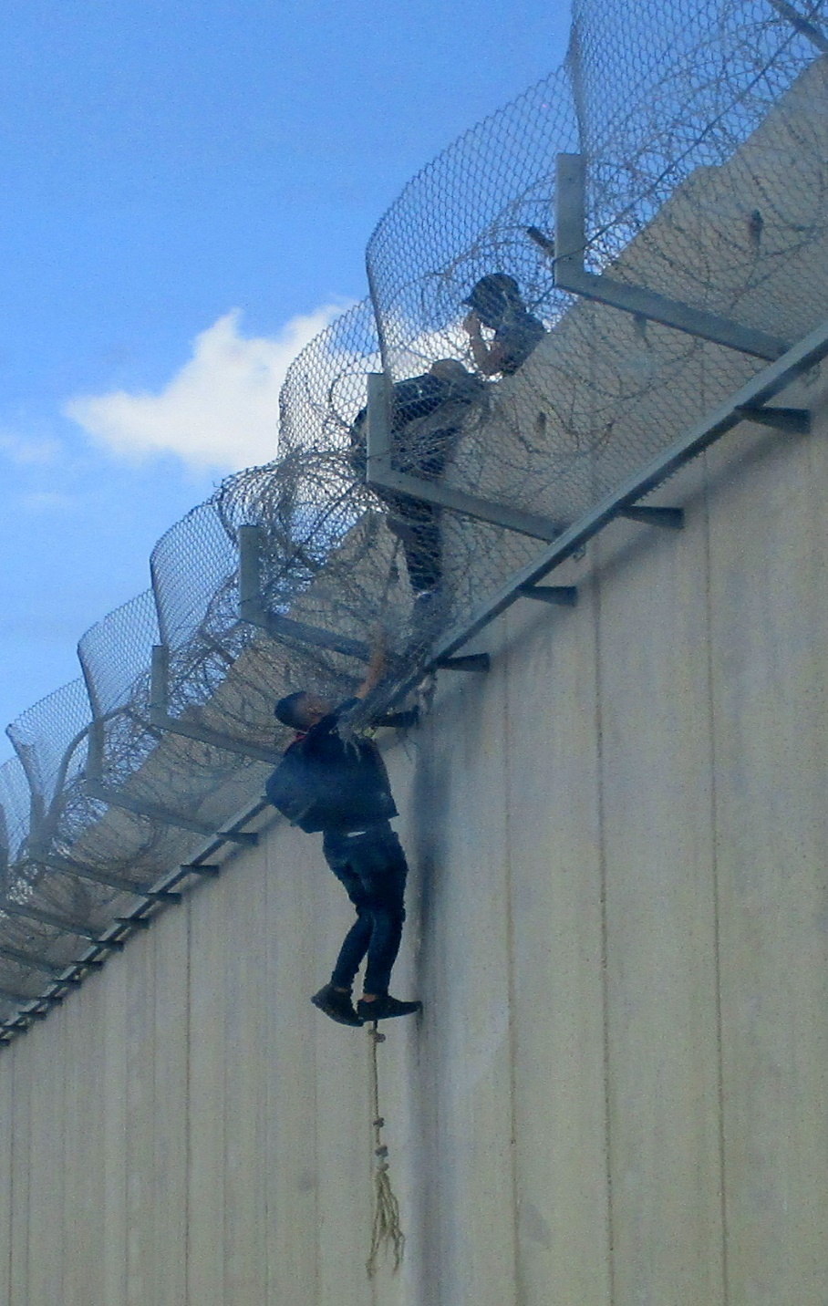Qalandiya, crossing the wall to get work