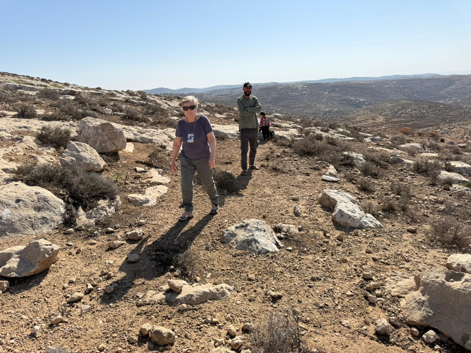 שוויכה - בשטח המשפחה, בנקודת תצפית לאזור חוות יהודה