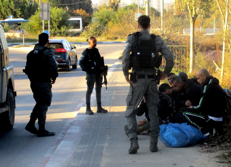 Atarot Industrial Zone: A group of Palestinians and the police
